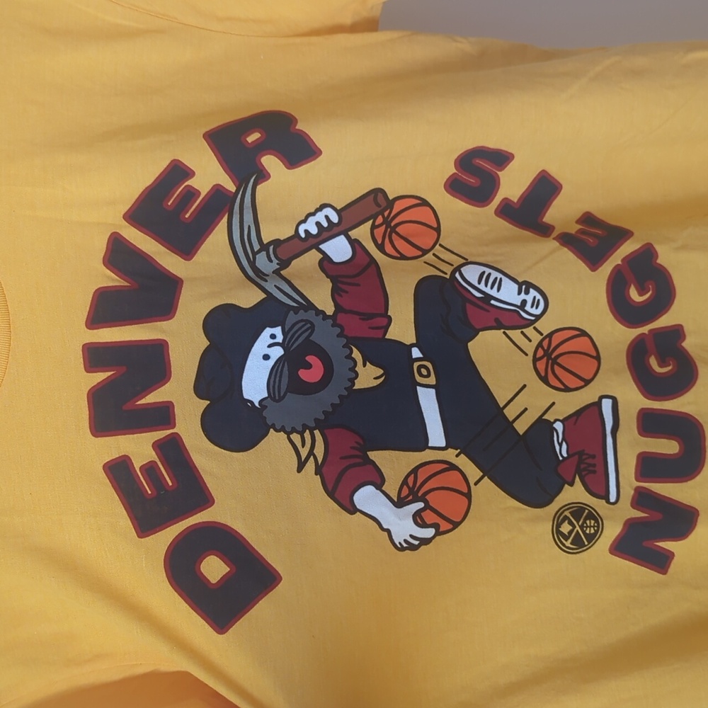 Denver Nuggets T Shirt Size S Like New!